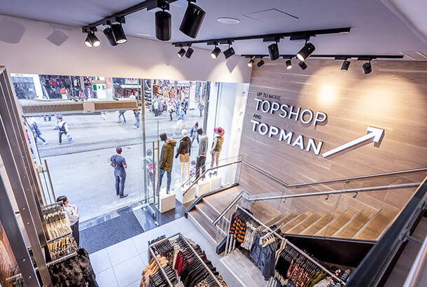 <strong>Topshop</strong><span><b></b></span><i>→</i>